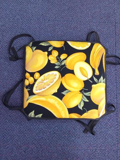 33- COJIN SILLA FRUTOS AMARILLOS