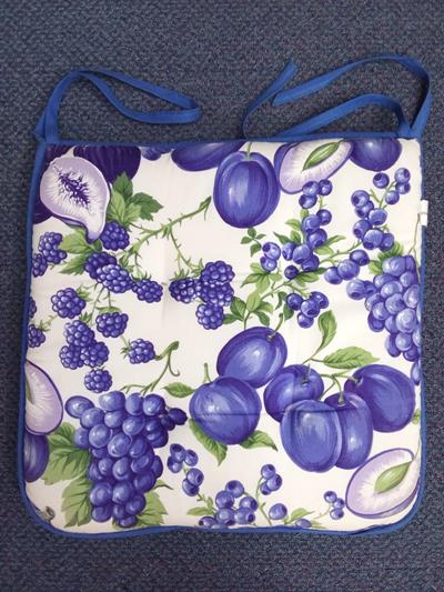34- COJIN SILLA FRUTOS MORADOS